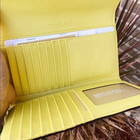 SALE‼️‼️ 👛💕-Michael Kors trifold Wallet Yellow - Picture 5 of 5